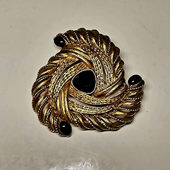 Oscar De La Renta Crystal Swirl Brooch Gold -Tone Metal & Crystal Rare Find - Picture 5 of 5